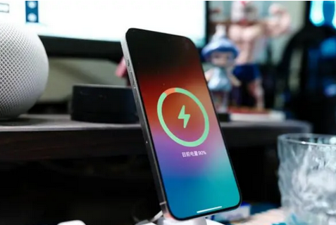 安乡苹果15换屏服务分享用什么充电器给iPhone15充电更好 